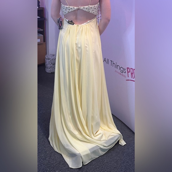 BRAND NEW 2023 PROM DRESS!! - Picture 1 of 3
